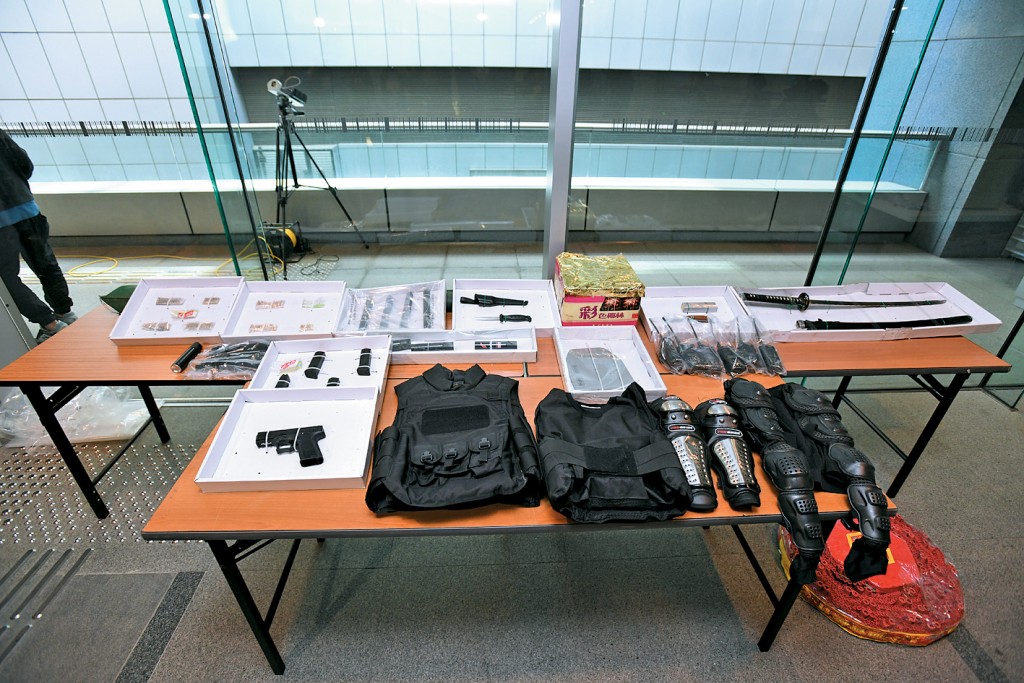 警方在調查期間檢獲大量槍枝、子彈、爆炸品及原料等。