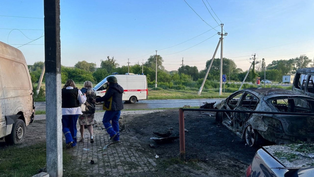 俄羅斯別爾哥羅德州（Belgorod）城鎮舍別基諾（Shebekino）遭炮擊，有汽車被擊中。 路透社