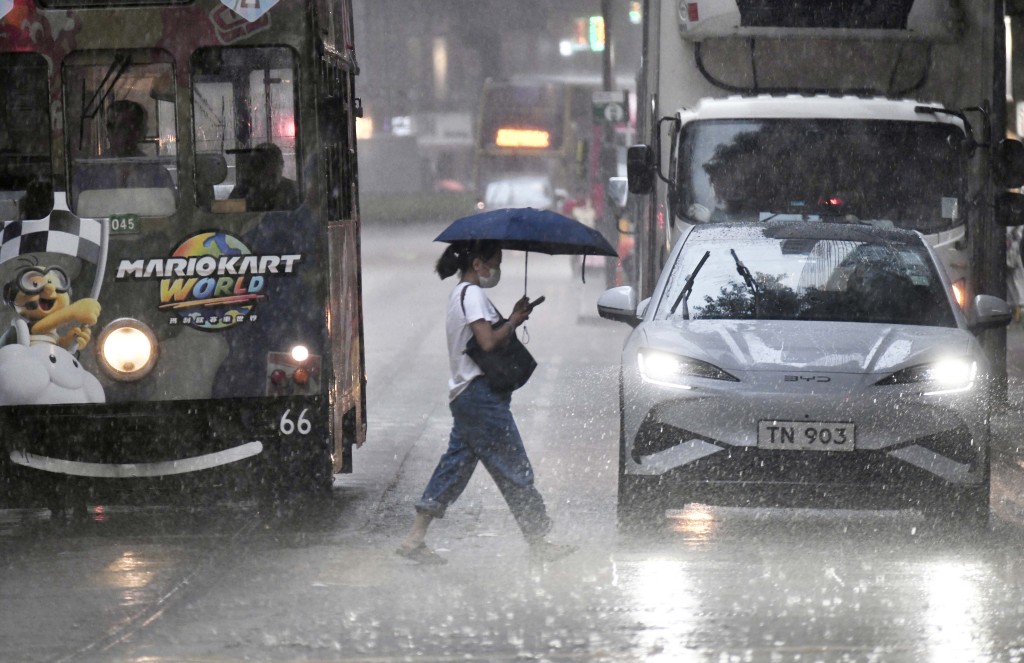 天文台在今早發出第一個黑雨信號。 天文台在今早發出第一個黑雨信號。