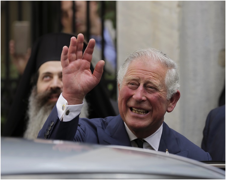 查理斯喜上眉梢向群眾揮手。AP