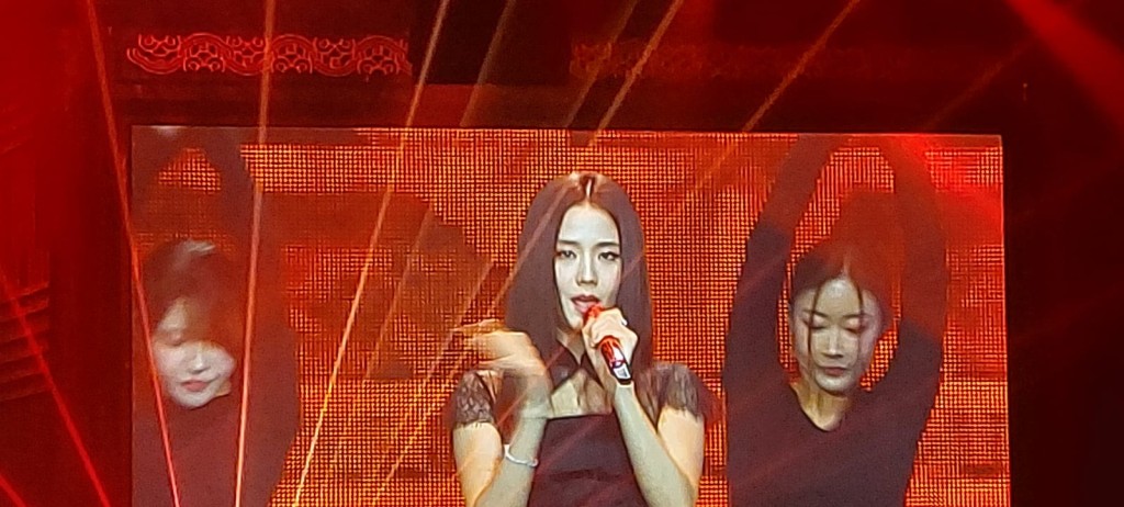 Jisoo現場演唱多首金曲。 Jisoo現場演唱多首金曲。