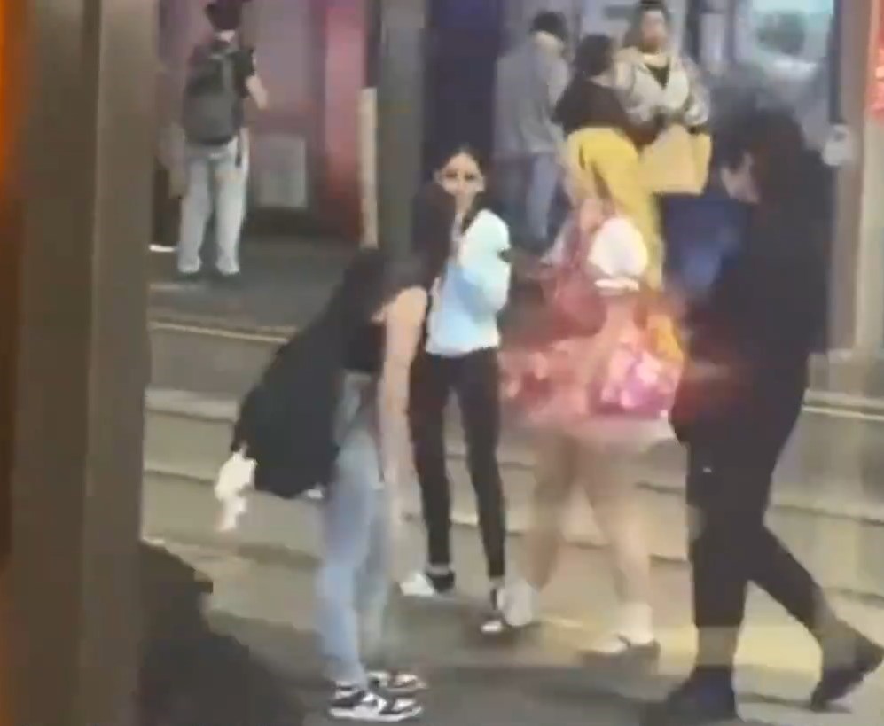 多名女子對Qian Yue施襲。 多名女子對Qian Yue施襲。