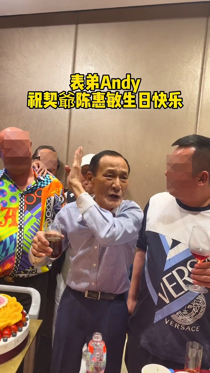 陳惠敏西裝骨骨站在兩位壯漢中間發言，他大手一揮爆粗說：「我嗌嘅兄弟冇一個唔嚟，X你！」