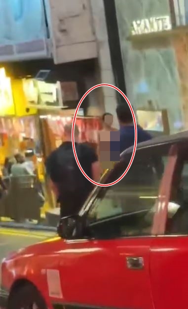 中環蘭桂坊驚現「裸女遊街」震撼一幕。網片截圖