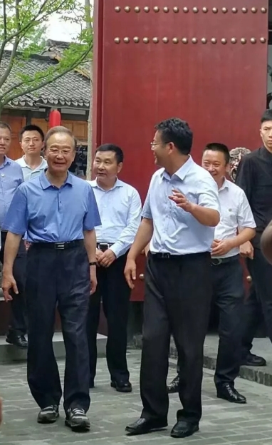 溫家寶前往成都郫都區（郫縣）唐昌鎮戰旗村。