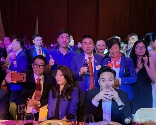 袁詠儀跟一名男士合照時，另一班人就立即到張智霖身後拍大合照。網上圖片