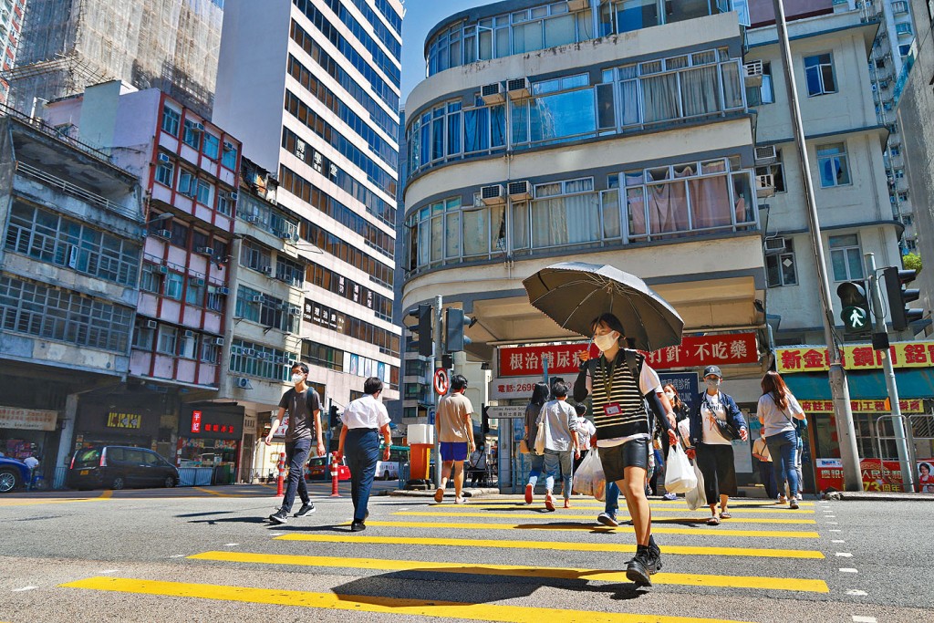 昨天掛起三號風球，仍有陽光，市民生活如常。