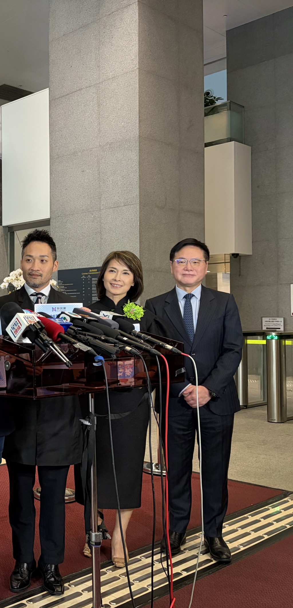 何敬康（左）、江玉歡（中）