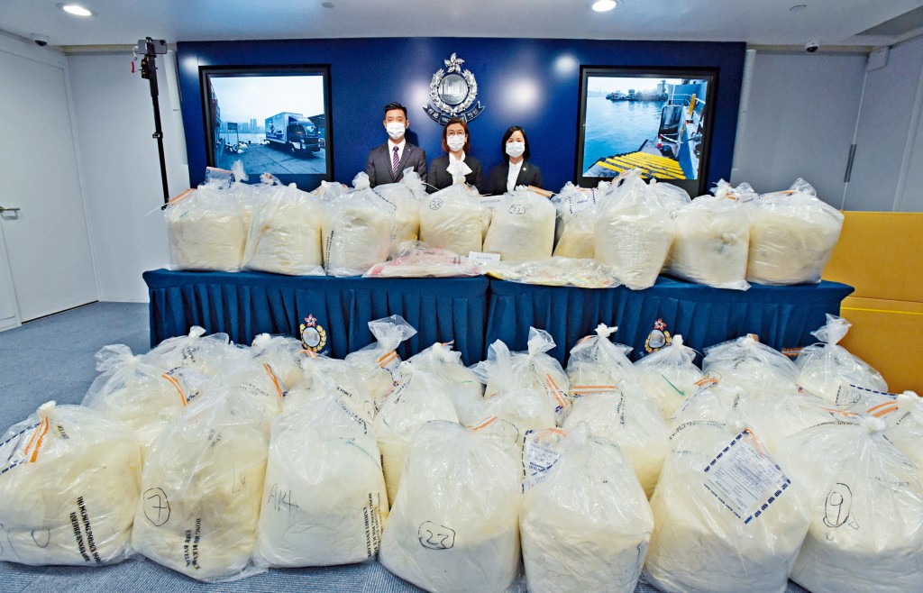 ■左起：署理警司張楚健、總警司吳頴詩及總督察葉秀蘭，展示搜獲的逾八億元「K仔」。