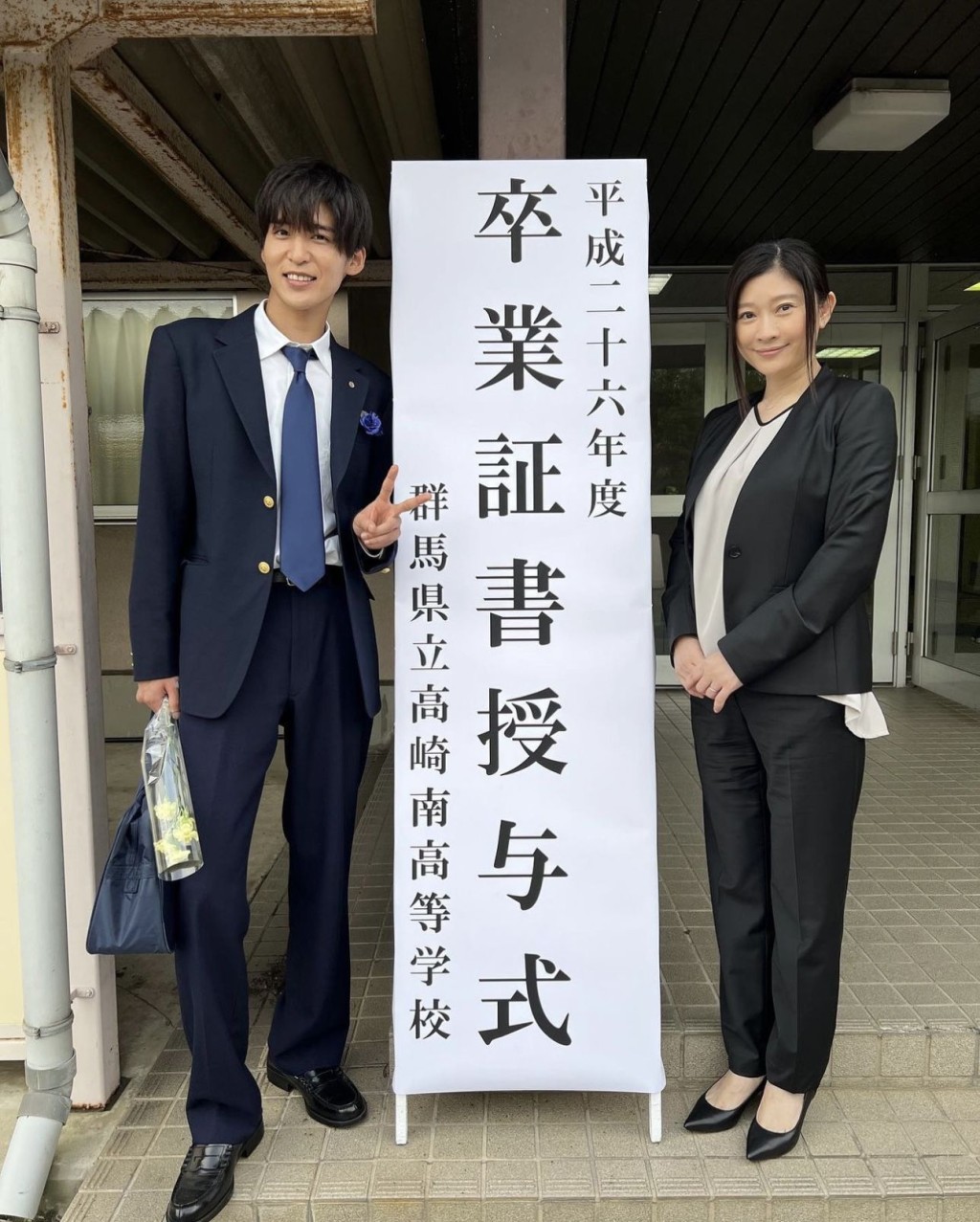 女神篠原涼子飾演日黑蓮的母親。