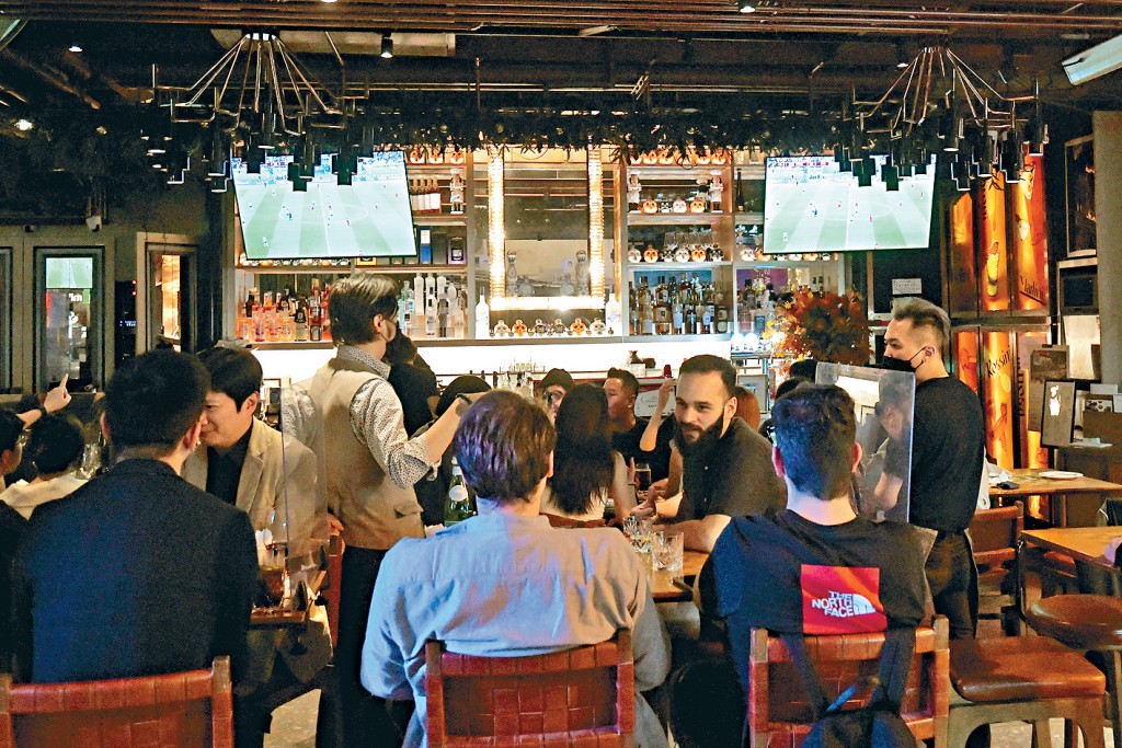 市民憑餐飲消費券在逾1100間食肆及約100間酒吧,可享即減100元的餐飲消費優惠。