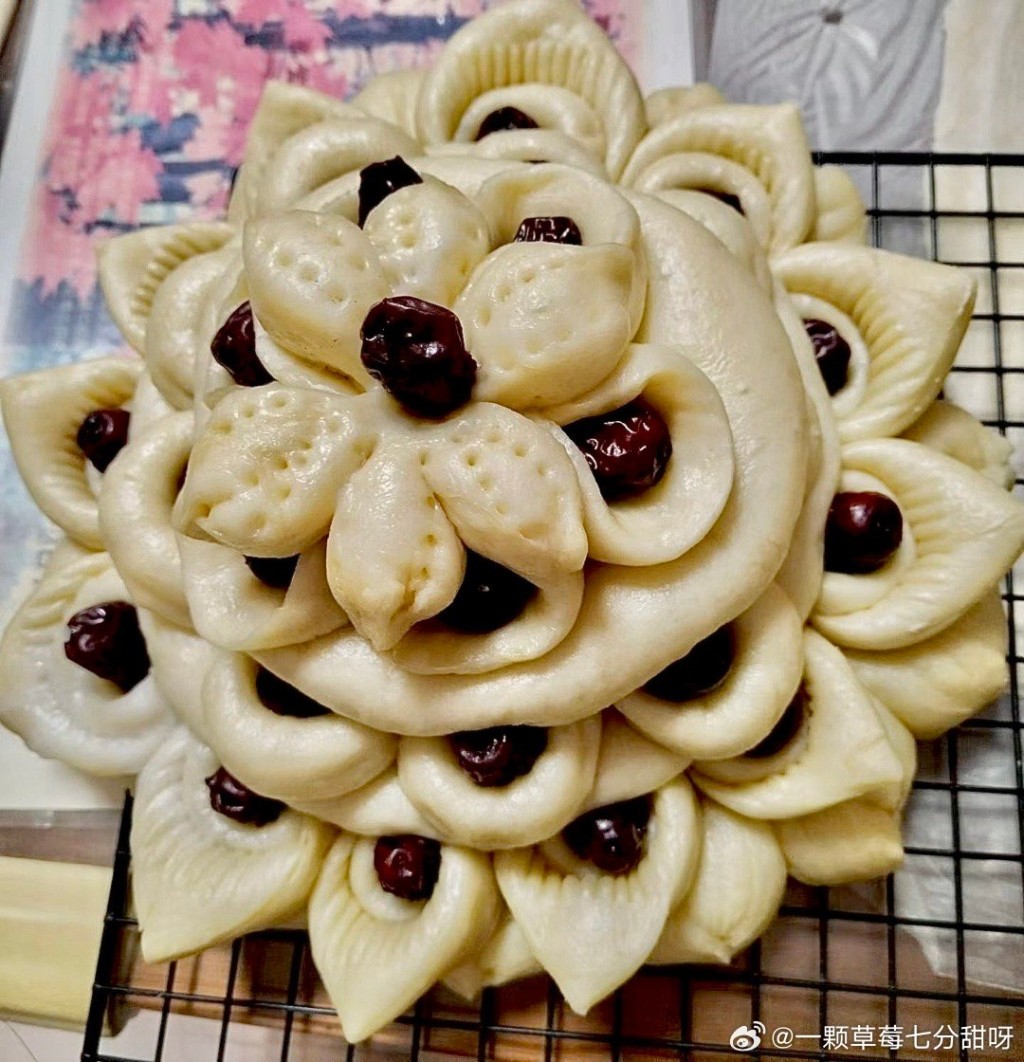 山東花餑餑造形千變，顏色艷麗，令網民讚嘆如藝術品。微博＠一顆草莓七分甜呀