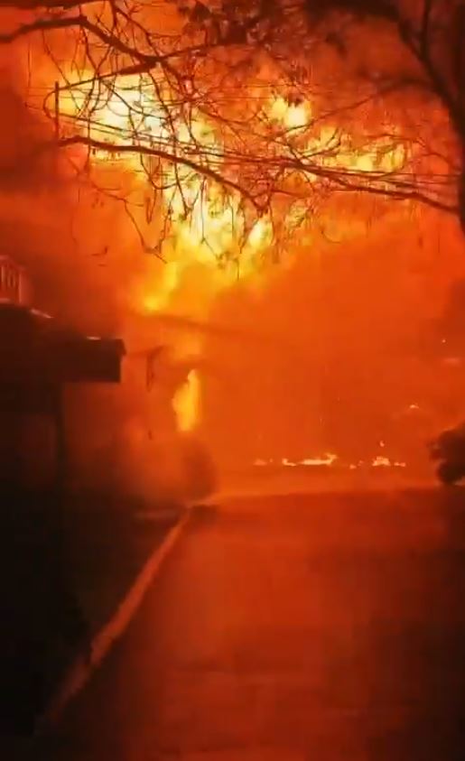 爆炸波及範圍極大，火球濃煙沖天如戰區。