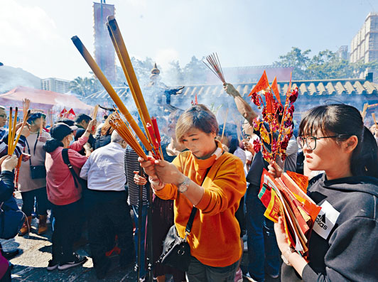 昨日逾七萬五千人次到沙田車公廟參拜祈福，香火鼎盛。