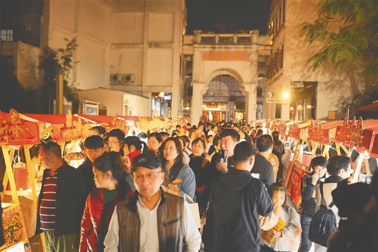 2024年12月31日，海口騎樓老街東坡國潮遊園會活動舉辦。現場開展新春祈福、品嚐美食等活動。海南日報