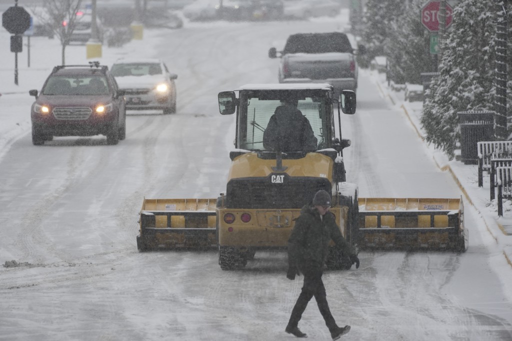 美國受冬季風暴影響降暴雪，剷雪車出動。美聯社