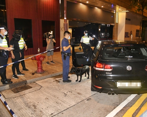 警方派緝毒犬到場搜索。