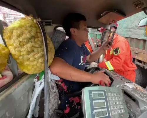 男子被困期間接到妻子來電。互聯網圖片