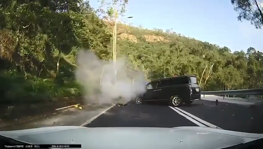兩車迎頭相撞,發出巨響。網上片段截圖 兩車迎頭相撞,發出巨響。網上片段截圖