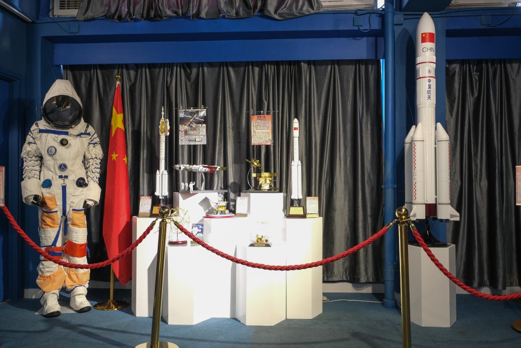 仿真中國航天員艙內服及火箭模型。（圖：Vincent）