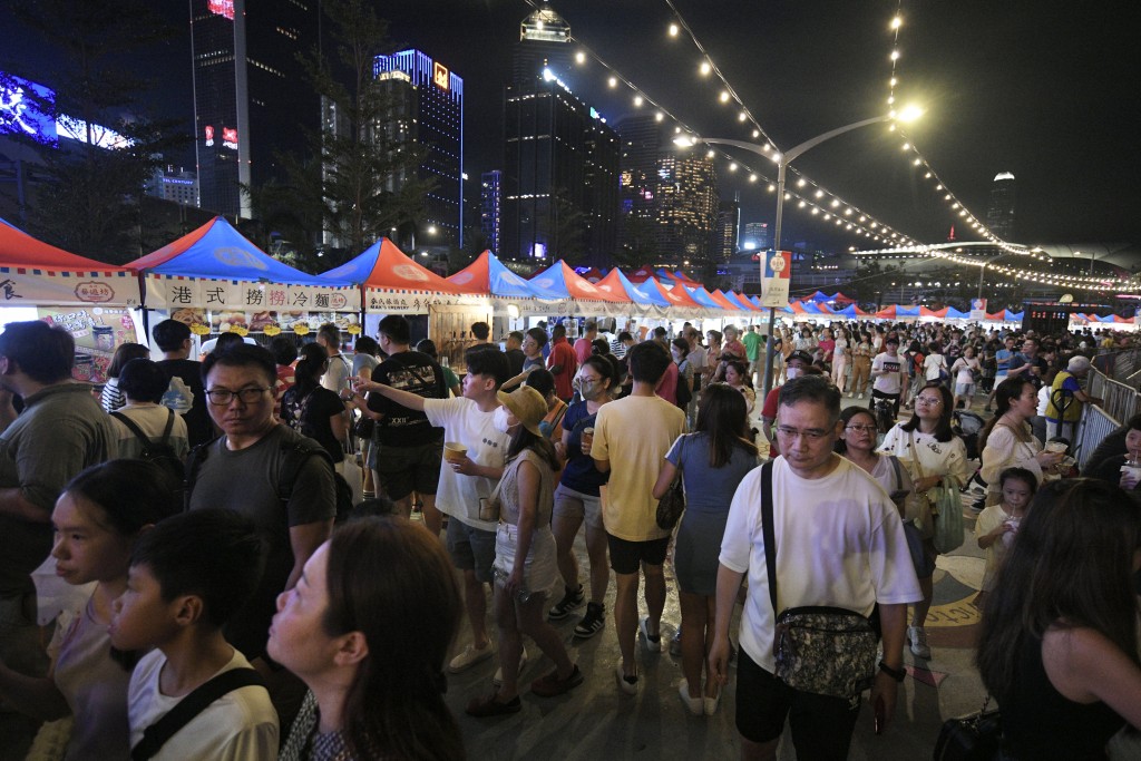 香港夜缤纷」系列活动已举办两个月，据政府日前回覆立法会数字，3个海滨夜市截至10月底共吸引约27万人次。资料图片