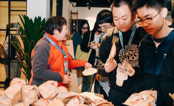 「鵝腿阿姨」走紅北京高校學生圈多年。
