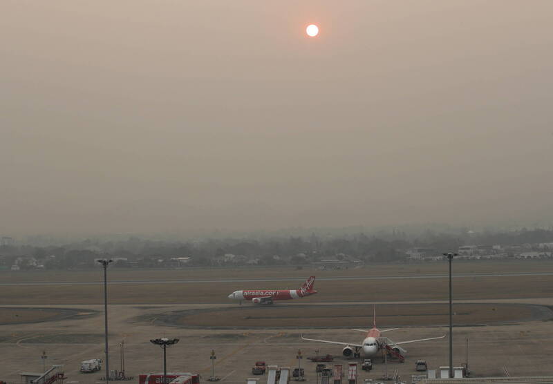 霧霾籠罩下的清邁機場。