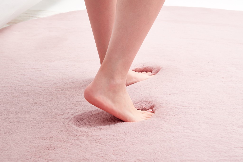 Memoryfoam Mitis为新推出的低反压地毯，厚1.8厘米，毛长3厘米，踏一步都好像被陷入柔软的质感，长时间坐着躺着仍能舒适放松。