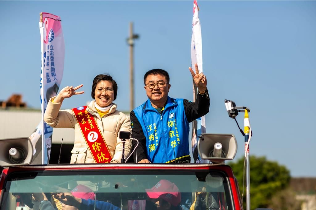 新竹县议会副议长王炳汉（右）「上战车」陪同徐欣莹拜票，深入大街小巷催票。 中时