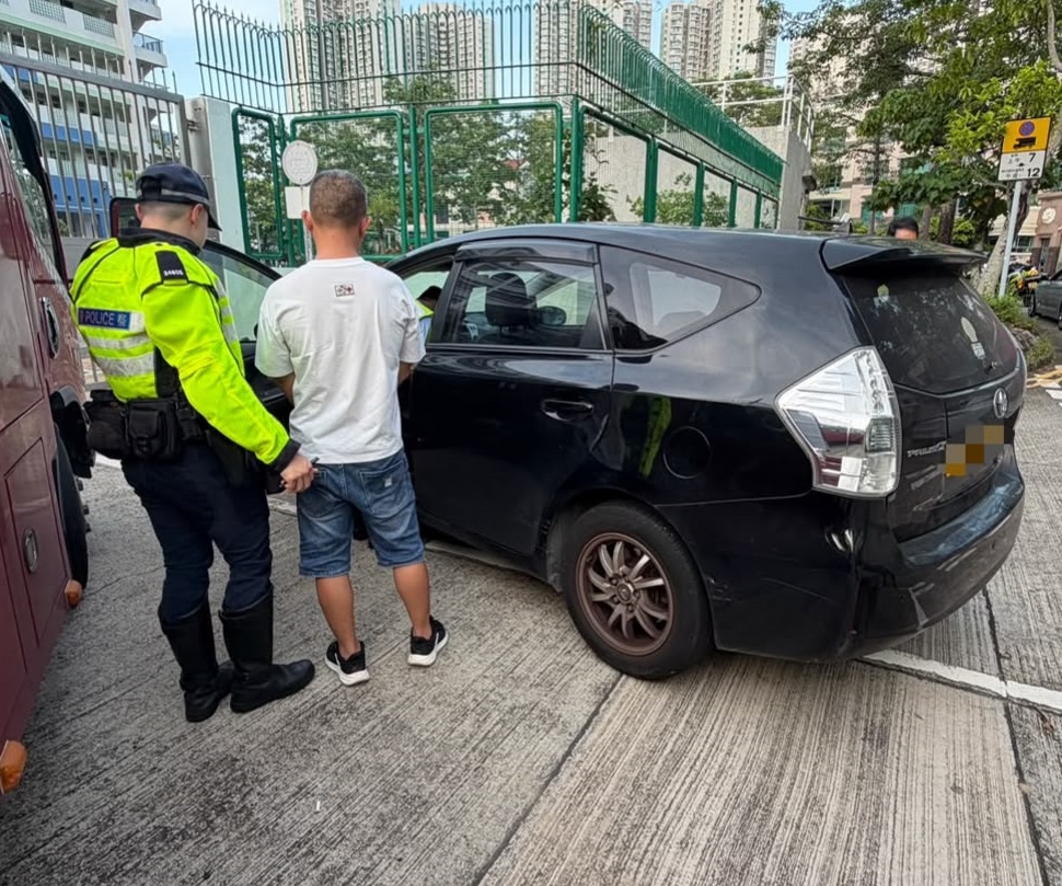 兩輛私家車已被扣留調查及作進一步檢驗。警方提供 兩輛私家車已被扣留調查及作進一步檢驗。警方提供