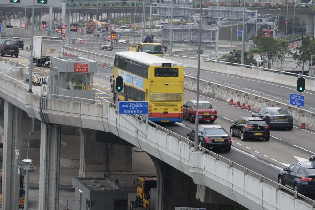 中環及灣仔繞道全面通車，車流較昨日周日增加。