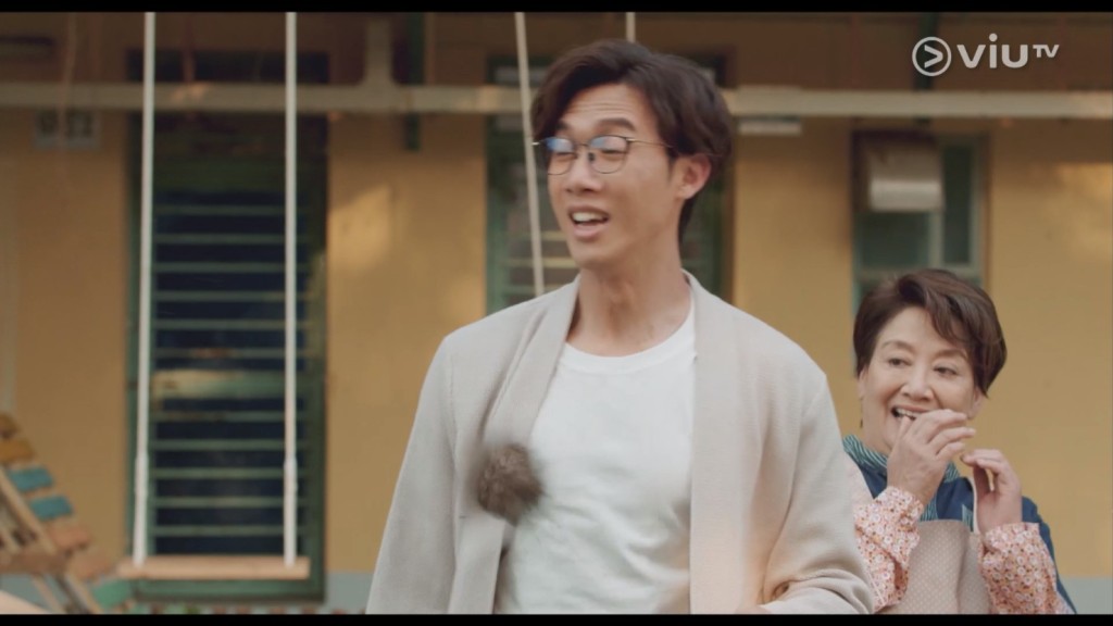 鍾慧冰近日在ViuTV劇集《野人老師》中飾演一名校工，雖然戲份不多，但少有拍劇的她現身都令網民感到驚喜。