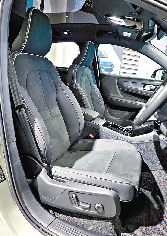 ■座椅以真皮及麖面物料包裹。 ■座椅以真皮及麖面物料包裹。