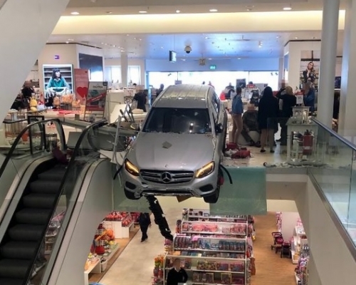 德國漢堡一輛私家車衝入購物中心,致兩人受傷。 網上圖片