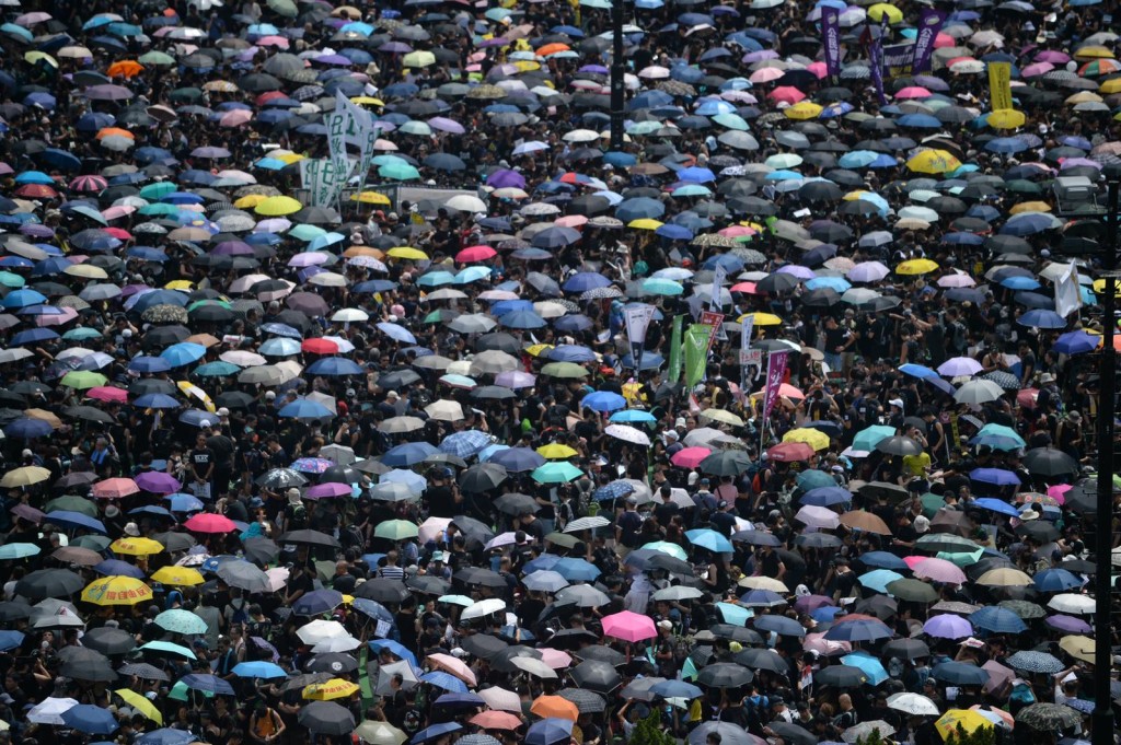 撐起的雨傘像遍地開花。