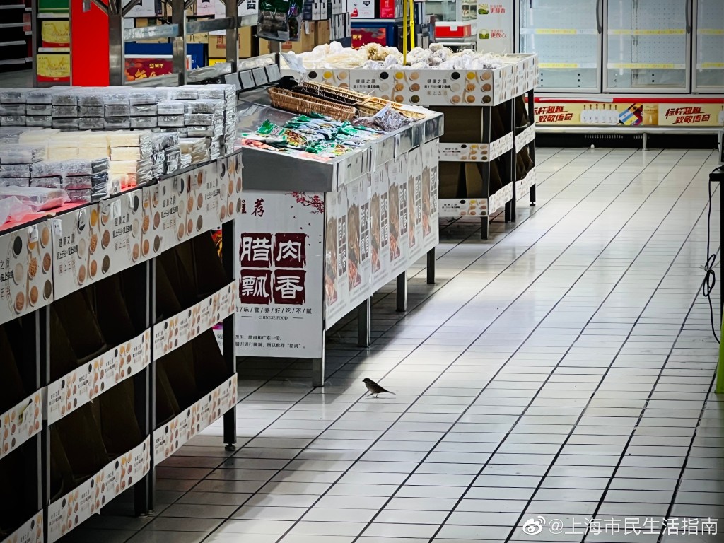 网传多间家乐福超市货架空置、购物卡限制消费。微博