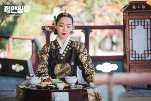 申惠善饰演金昭容被张奉焕的灵魂附身的朝鲜王妃，尊称中殿。