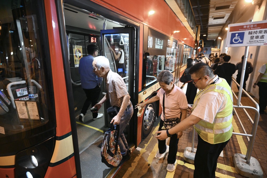現場候車人士不算太多，約有十人，當中有不少是巴士迷。陳浩元攝