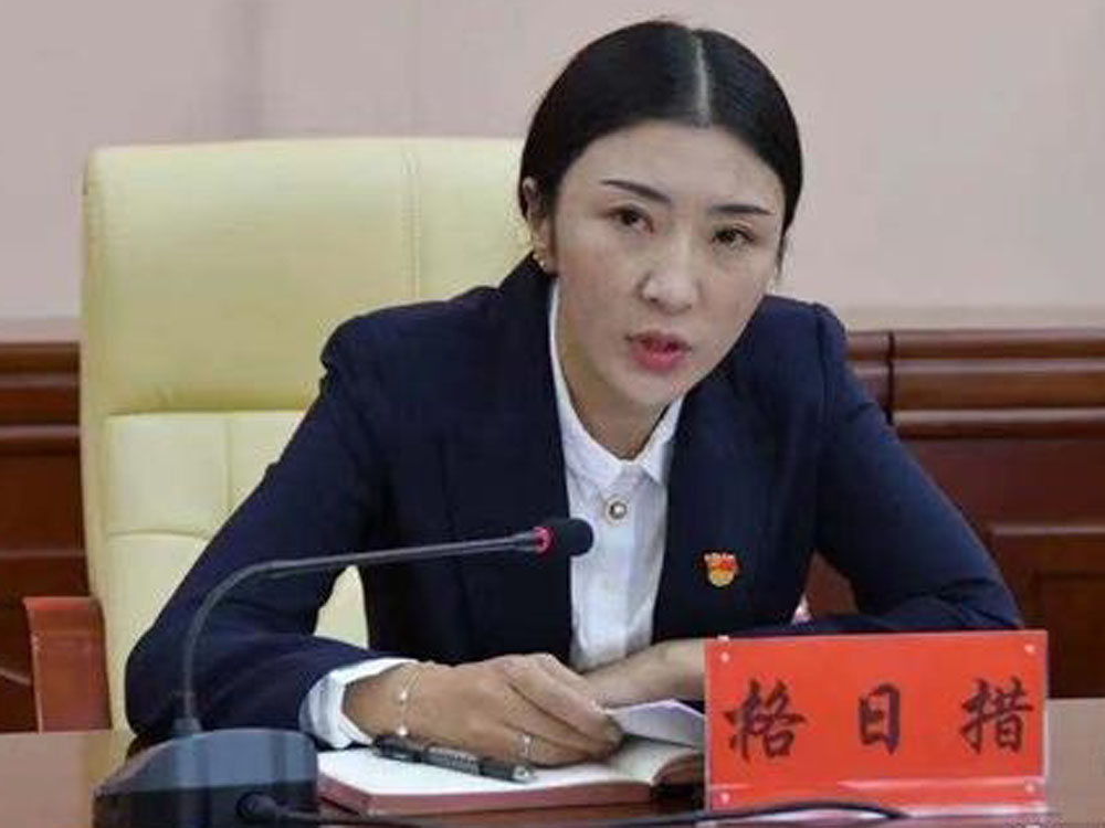 青海女护士跨界进警队连番获晋升，与原局长被控共同贪污受贿受审。