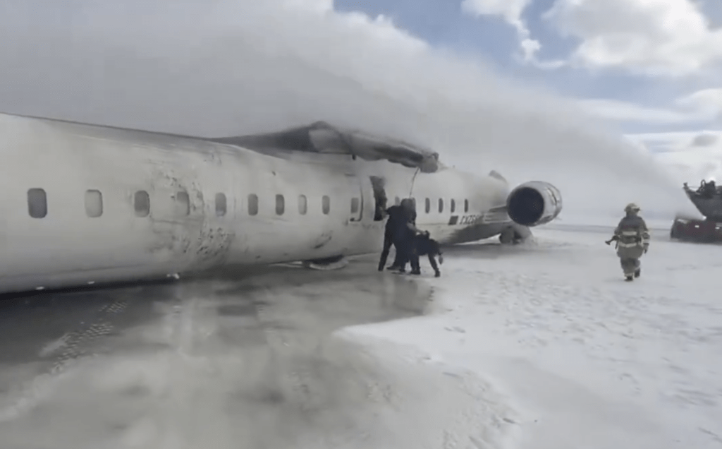 消防向飛機噴射噴霧以防止起火。網上片段截圖 消防向飛機噴射噴霧以防止起火。網上片段截圖