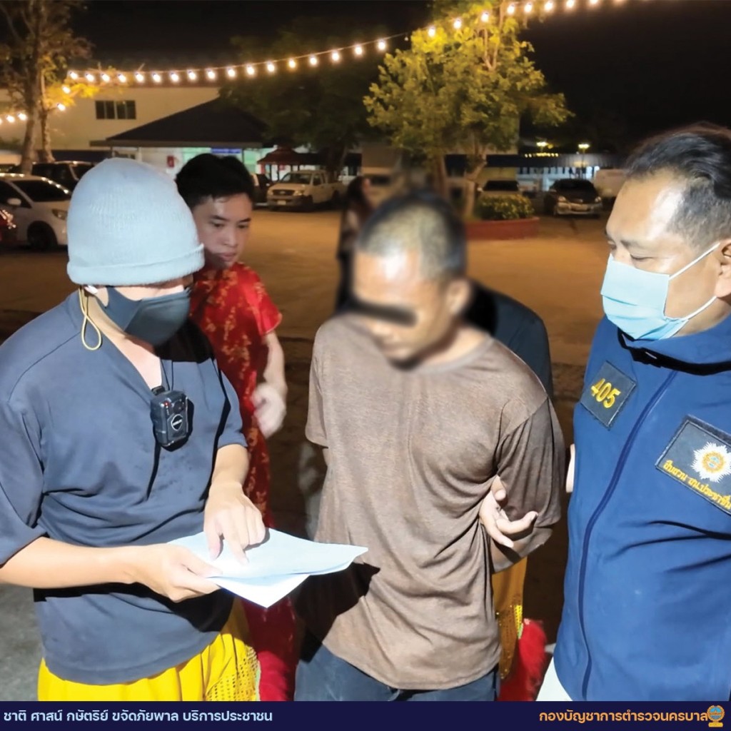 泰國警員扮舞獅隊捉賊。 fb / Metropolitan Police Bureau