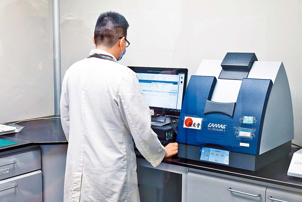 從原材料到成品,位元堂藥品可歷經多達600項嚴格檢測,將微生物、重金屬等安全指標逐項篩查,並測試藥材的有效成份要達標。 從原材料到成品,位元堂藥品可歷經多達600項嚴格檢測,將微生物、重金屬等安全指標逐項篩查,並測試藥材的有效成份要達標。