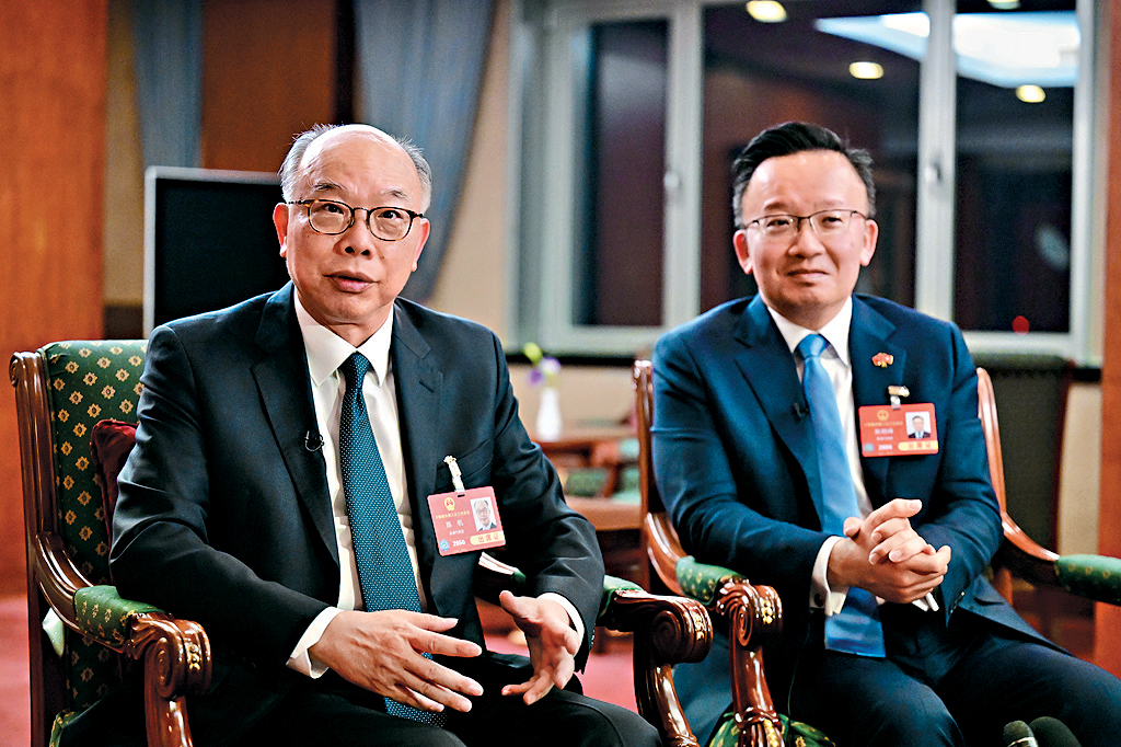 陳帆建議,容許持香港駕駛執照的申請人,可在港申請免試換領內地駕駛執照。陳曉峰相信香港有能力處理各項碳權爭議。