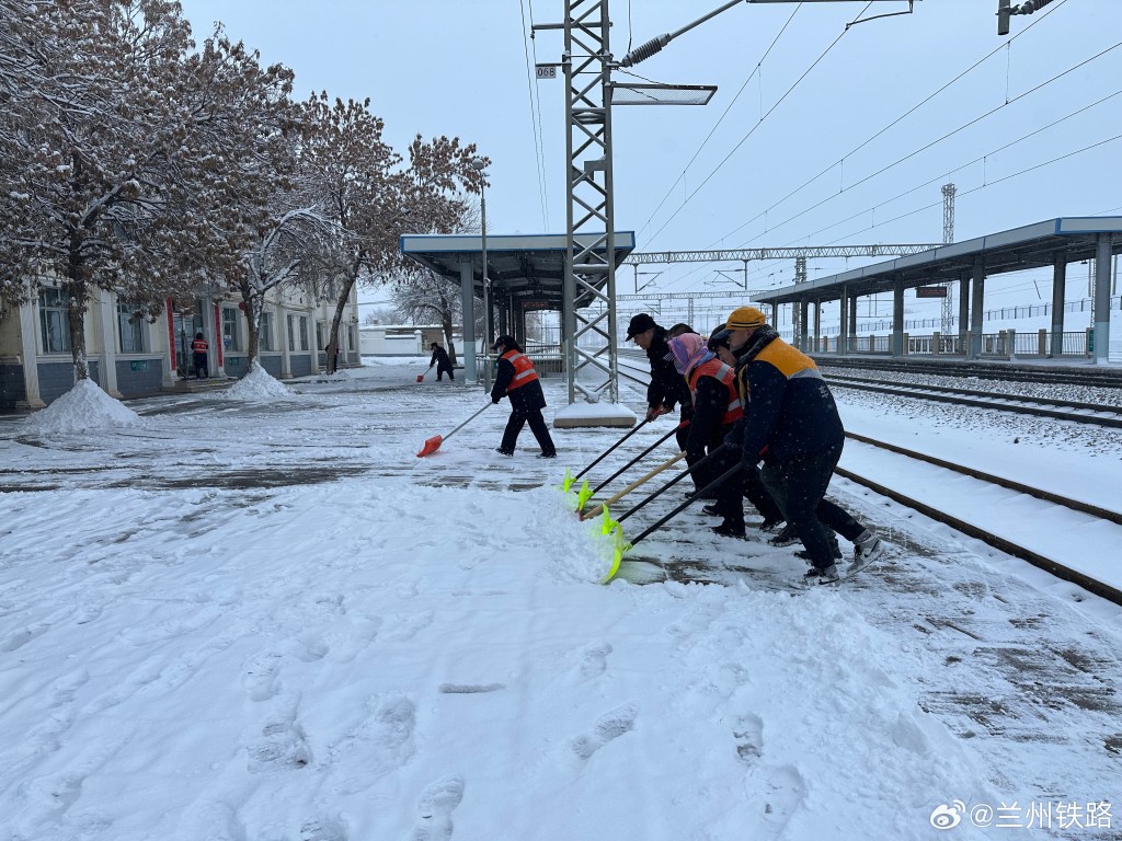 當局組織人員鏟雪，鋪防滑墊。（微博）