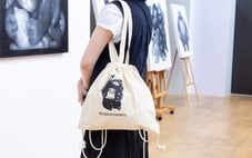 展览现场亦有一系列周边精品发售，包括襟章、T恤及 Tote bag