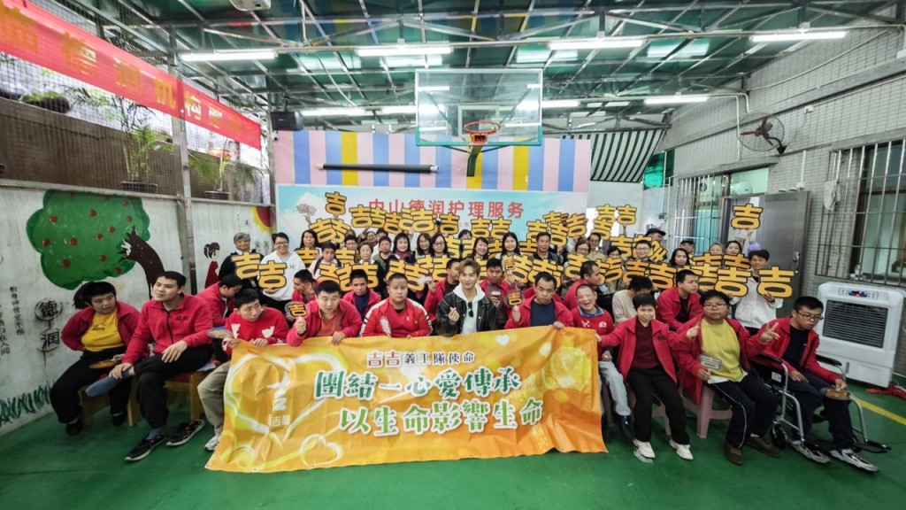 他坦言與粉絲團隊組建了一個義工隊,每一季度都會組織一次慈善活動。 他坦言與粉絲團隊組建了一個義工隊,每一季度都會組織一次慈善活動。