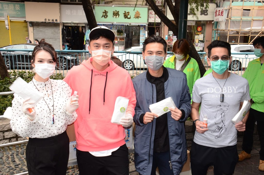 楊明同孫慧雪、黄子恆及吳家樂到深水埗派口罩畀街坊。