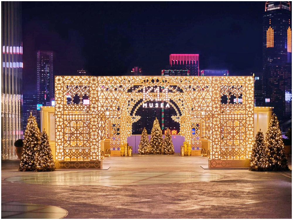 華麗的金色拱門以燈泡砌成。