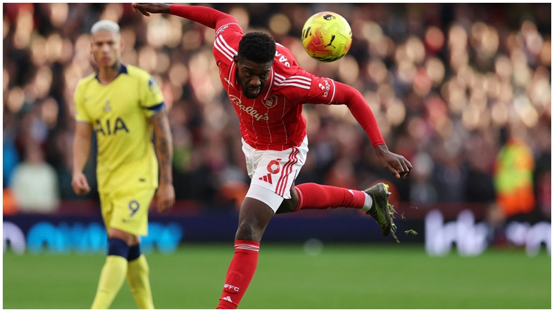 辛加尼坐镇中场，有助森林保持控球权。REUTERS