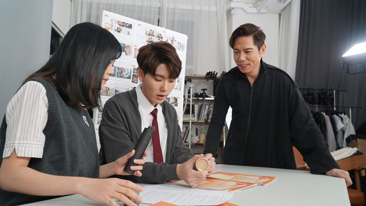 雷有輝親自指導兒子雷瑋陶演出。 雷有輝親自指導兒子雷瑋陶演出。
